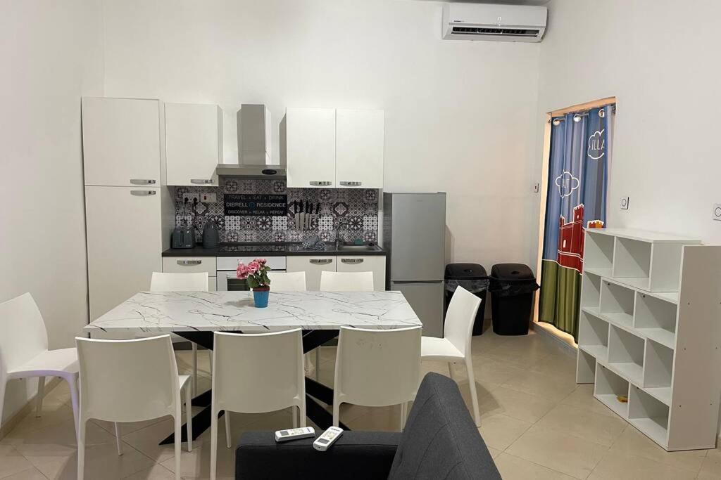 2 Bed Apt In Heart Of St Julians - 5Min From Seafront Saint Julian's Εξωτερικό φωτογραφία